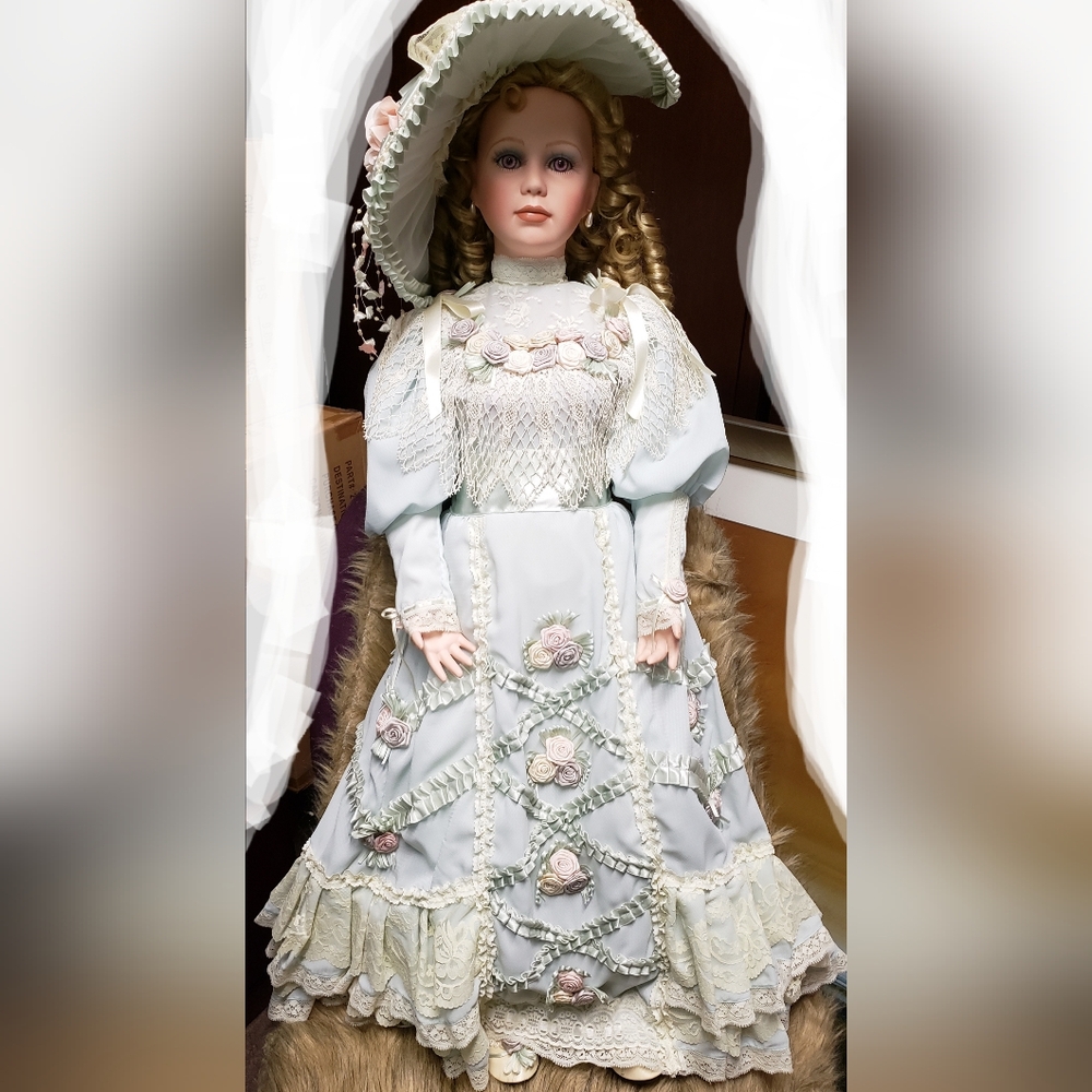 Vintage " Show Stoppers " collection series doll. Limited edition # 387 / 2000.